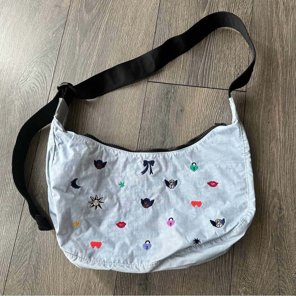 BAGGU medium crescent in charms (UO exclusive)